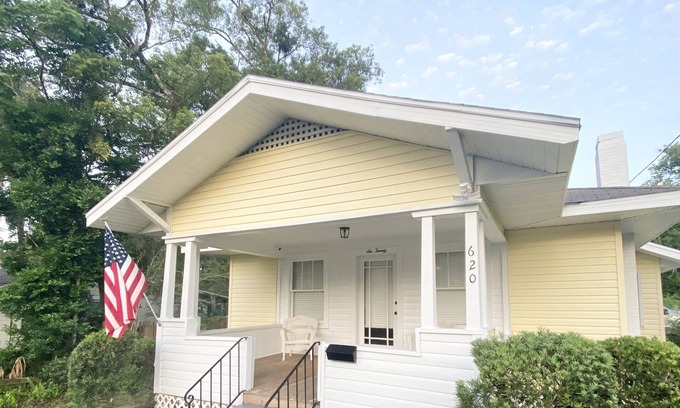 DeLand Maison | Quaint Bungalow walking distance to downtown DeLand, 2 weeks maximum Stay