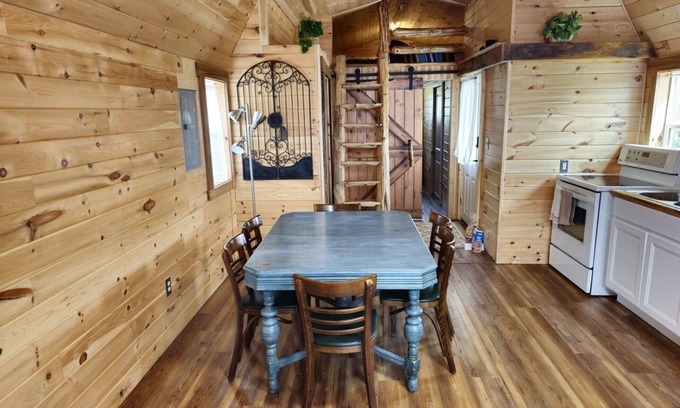 Dry Ridge Cabine | Quaint Cabin - 8 minutes from Ark Encounter!! Country setting, near town!!