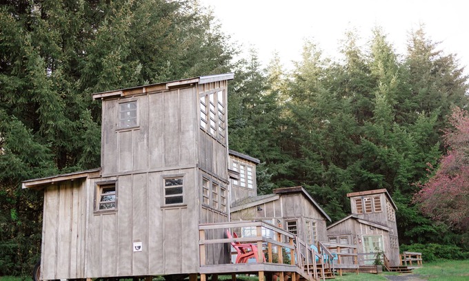 La Center Cabine | Quaint cabin farm stay with hot tub!