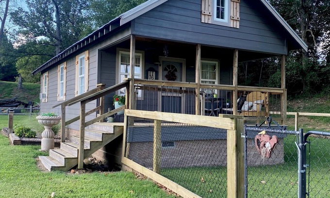 Springdale Cabine | Quaint cabin in foothills of the Ozarks - quick access to Fayetteville and NWA!