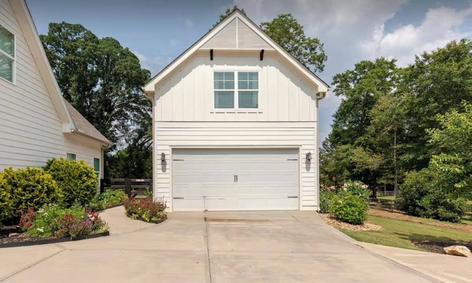 Brooks Appartement | Quaint Carriage House - Minutes from Senoia and Trilith Studios.