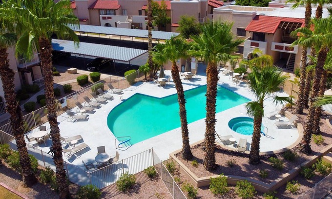 Glendale Copropriété | Quaint Condo, heated pool & spa, walking paths