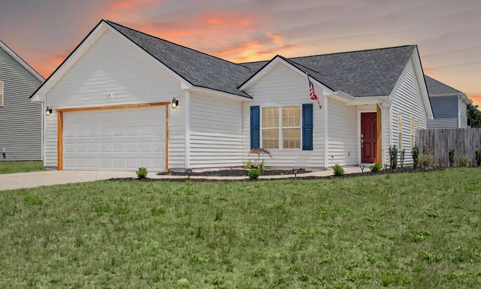 South View Maison | Quaint Cottage-3BR/2B House with Arcade and Fire Pit in Quiet Part of Hope Mills