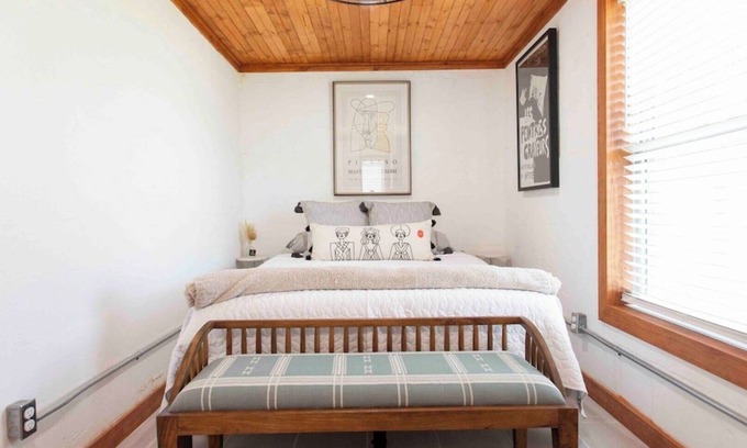 Buckner Maison | Quaint Cottage Downtown Buckner