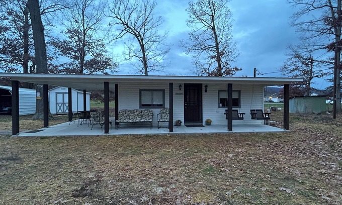 Moorefield Maison | Quaint cottage less than two miles from public river access, pet friendly!