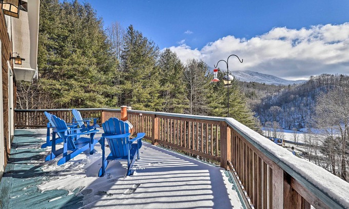 Creston Cabine | NOUVEAU! Quaint Creston Hideaway w / Mtn Views & Hot Tub