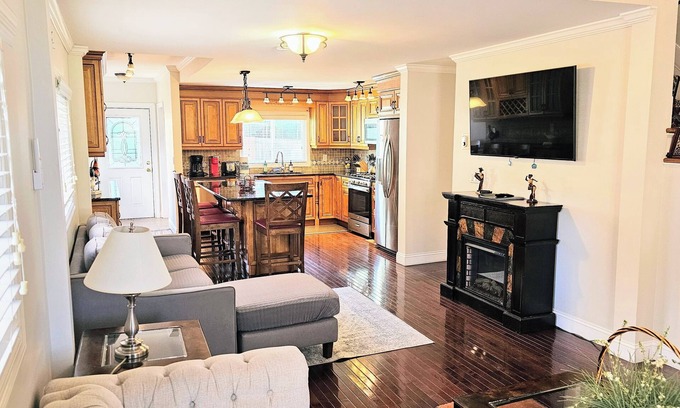 Greenwich Maison | Quaint Duplex 3br. Près de la plage, restaurants et magasins!