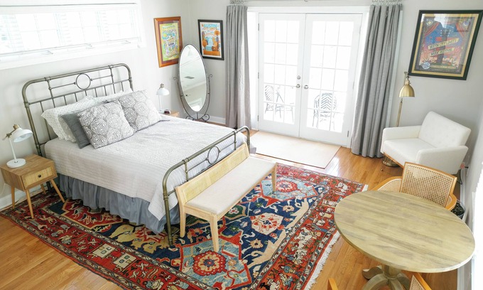 Pemberton Heights Appartement | Quaint garage apartment studio in quiet historic west Austin neighborhood.