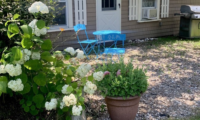 Charlestown Cottage | Quaint Guest Cottage - with PRIVATE parking pass to the Beach