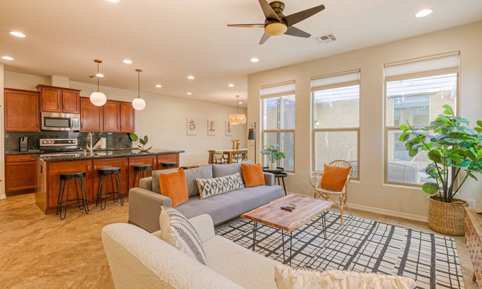 Provence Maison | Quaint home walking distance to Superbowl with patio, AC, W/D & pool access