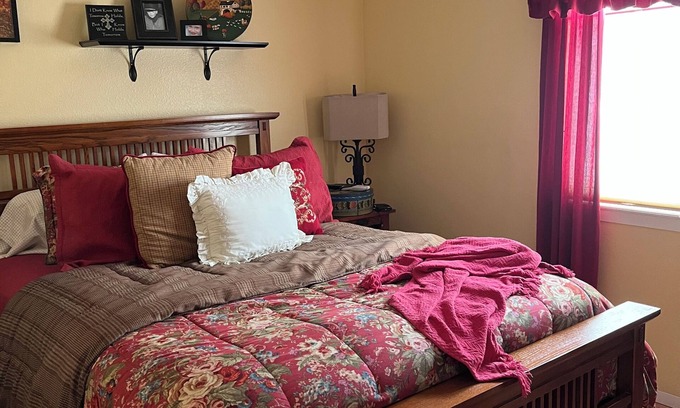 Windsor Maison | Quaint house within walking distance of Downtown Windsor and Windsor Lake.