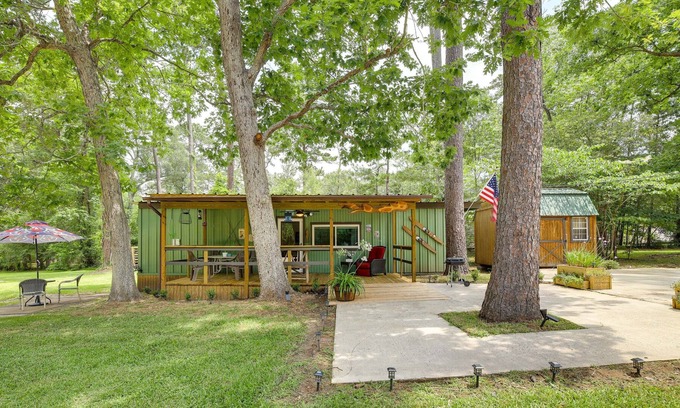 Huffman Cottage | Quaint Huffman Cottage w/ Fire Pit + Kayaks!