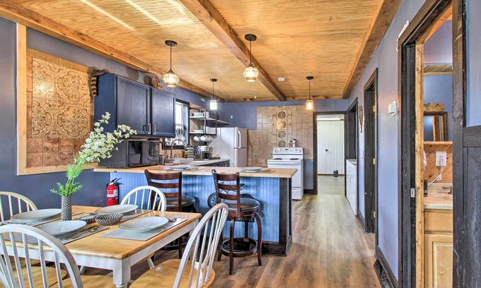 Riverton Maison | Quaint Ironton Getaway w/ Fire Pit, Gas Grill!