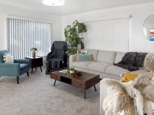 Ventura Maison | Quaint Mid-Century Cottage by the Coast