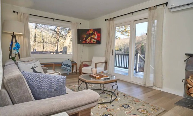 Johnsonburg Maison | Quaint, Off Grid Lakefront Cabin on 200 private Acres