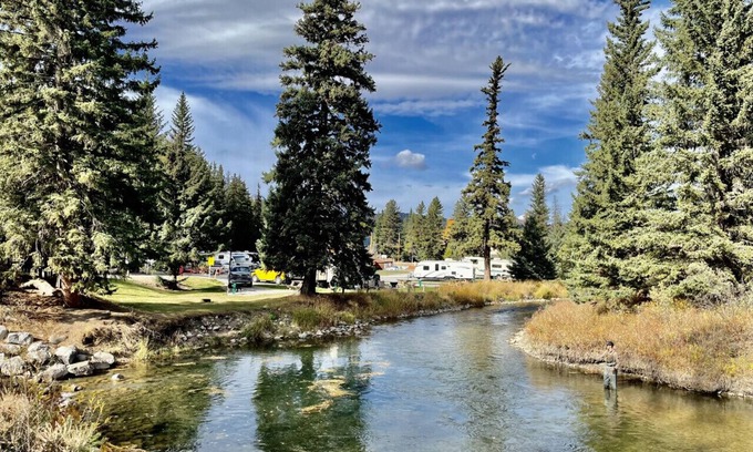 Blairmore Cabine | Quaint Riverside Cabin # 1