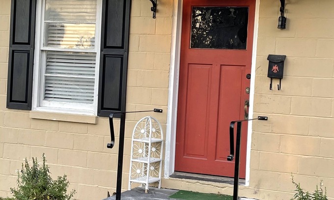Live Oak Maison | Quaint rural downtown community close to springs, 3 rivers, biking & equestrian