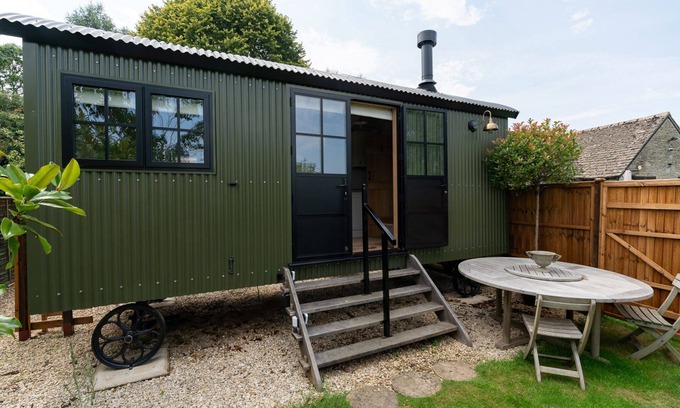 Bledington Cottage | Quaint shepherd's hut with beautiful views of the Cotswold countryside - The Sheiling
