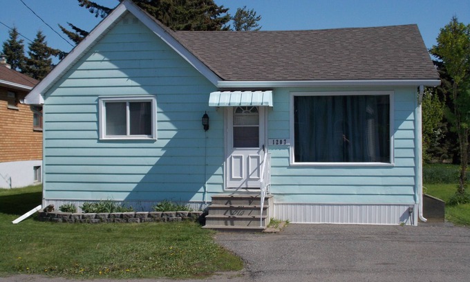 Thunder Bay Maison | Quaint Spacious 3 Bedroom House Sleeps 5