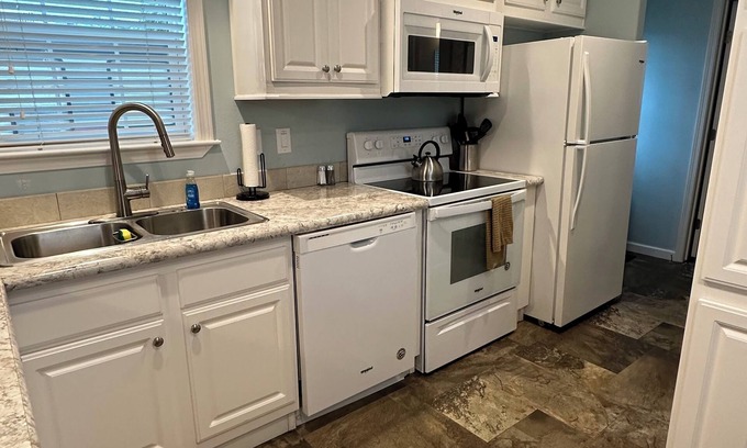 Deltona Lakes Maison | Quaint Tiny Home in RV Resort