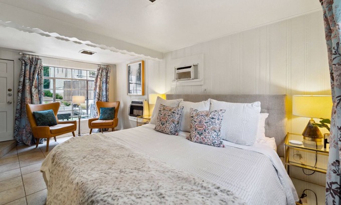 Clarksville Maison | Quaint Tree-Lined Studio in Historic Enfield