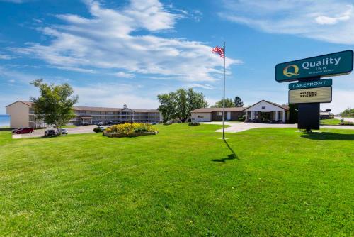 St Ignace Hôtel | Quality Inn Lakefront