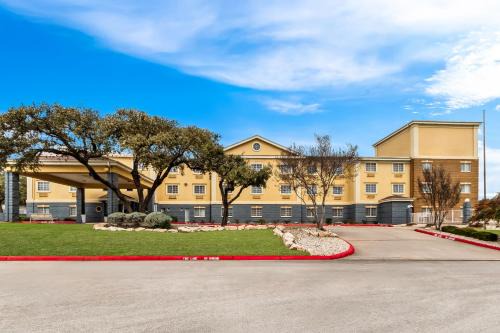 Hollywood Park Hôtel | Quality Inn & Suites Airport North - Stone Oak