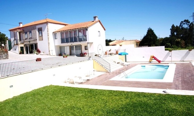 Rates Villa | Qualité logements w / piscine et terrain de football, un grand barbecue