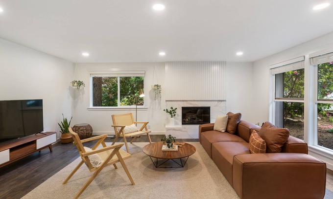 South Hill Maison | Quarter Acre Wood - Easy access to Mt. Rainier