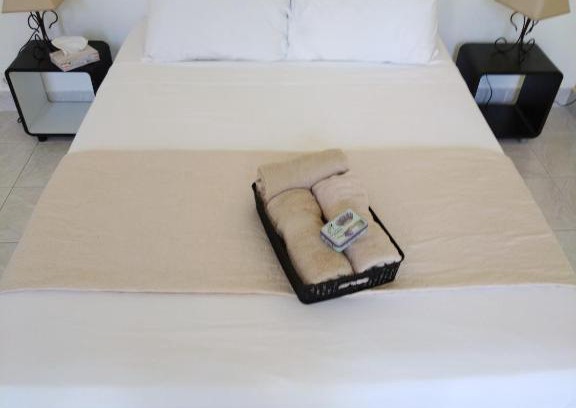 Notre-Dame du Mont Appartement | Quartier le plus animé de Marseille "La Plaine Cours Julien "chambre avec salle de bain WC privée intégrées "dans appartement