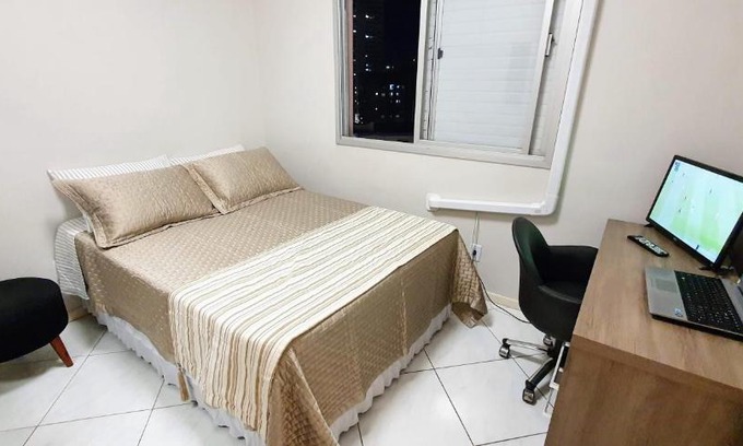 Centro Maison | QUARTO TOP no CENTR0 com Cama Box de casal - acomoda até 2 pessoas - Home Office - WIFI - Smart TV com Apps Youtube - Cozinha - banheiro - Sala de Estar - Apto compartilhado com Anfitriões experientes em hospedar - Superhost no BnB 5 estrelas