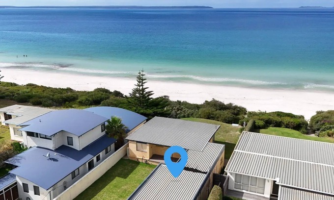 Callala Beach Cabine | Quay's Cabin - Absolute Beachfront with Views