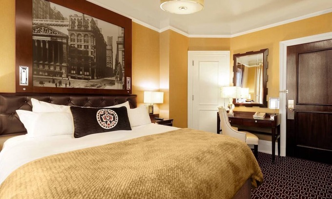 Central New York City Hôtel | Queen Bed Room, The Algonquin, Historic Charm, Intimate Lobby, Near Times Square