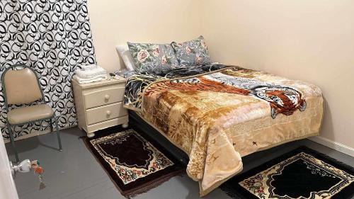 Newark Maison | Queen Bedroom @ Divine Villa and Resort 6 mins EWR Airport and 4mins to Train Station