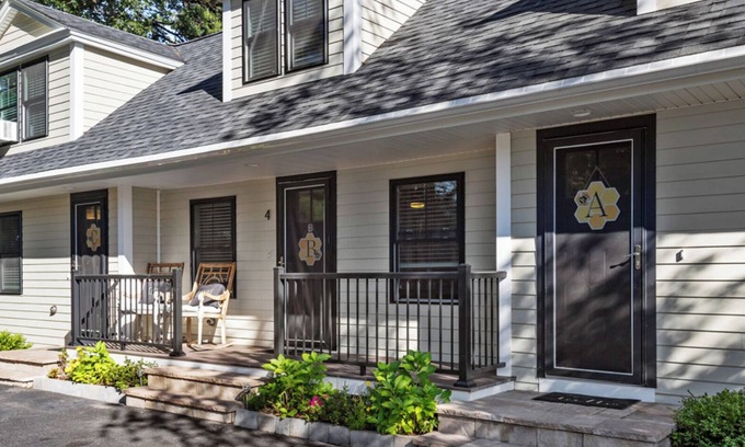 Ogunquit Maison | QUEEN BEE, The Hive Vacation Getaway