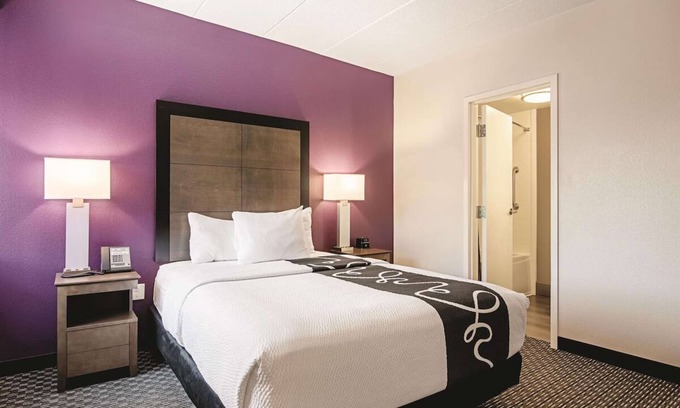 Valley Street Hôtel | Queen Comfort Room, La Quinta Wyndham, Breakfast Included, Close to Downtown