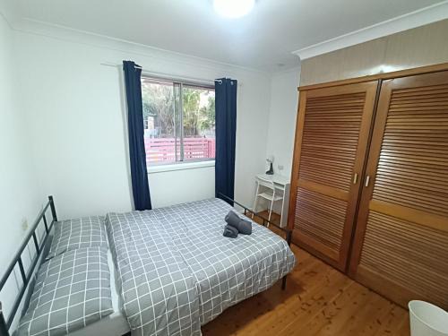 Carlingford Maison | Queen Room in Spacious House - Close to Shops and Station - NC6