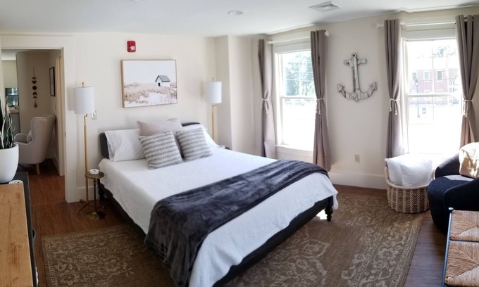 Durham Hôtel | Queen Ste at Public House, food trucks & craft beer on site, walk to UNH & town