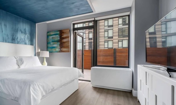 Mott Haven Hôtel | Queen Suite w Balcony| Kitchenette| Desk| near NYC