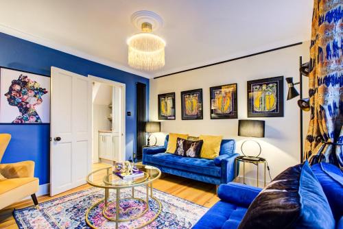Wivenhoe Maison | Queens Cottage, Wivenhoe Stylish, Plush, Cosy, Convenient & Quirky, 2x Double Bed Period Cottage PLUS Patio - 9 min walk train, 4 min walk High Street Pubs, Restaurants, Shops