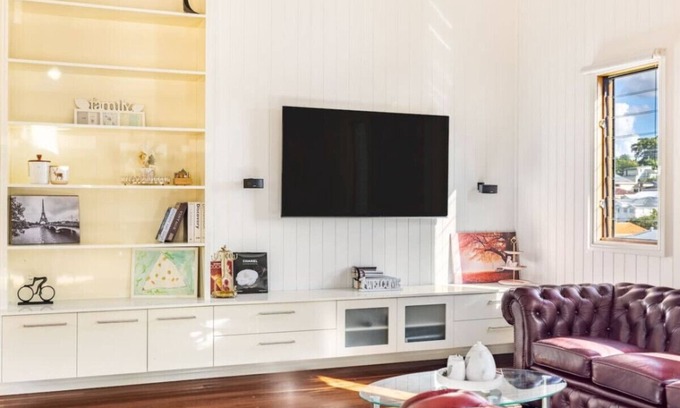 Coorparoo Maison | Queenslander w/ large and comfy Patio/ family Home