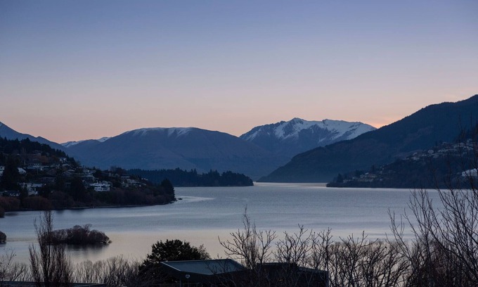 Frankton Maison | Queenstown Lakeside Gem: 3 BDR, Wi-Fi & Parking