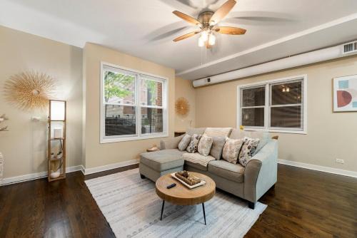 Tri-Taylor Appartement | Quick Drive to Downtown Chicago & Early Check-In