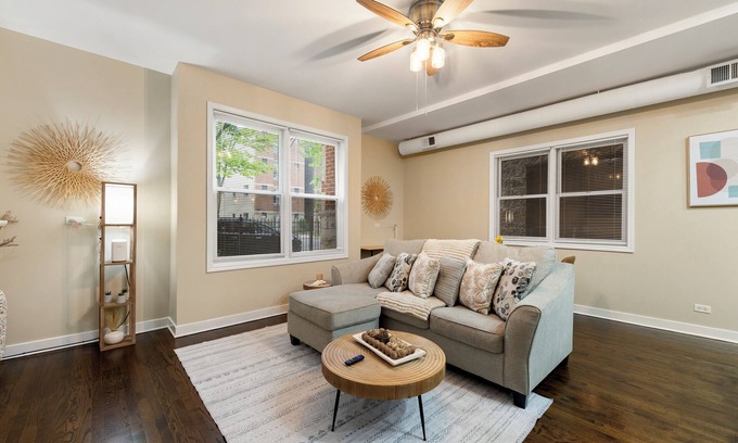 Tri-Taylor Appartement | Quick Drive to Downtown Chicago & Early Check-In