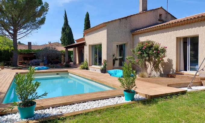 Jonquerettes Maison | Maison au calme avec piscine , pergola, BBQ , jardin arboré, 4 chambres et 3 SDB