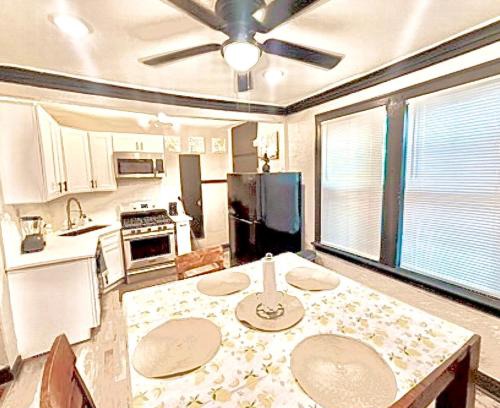 Gage Park Appartement | Quiet 1BR, Eat-In Kitchen, Close to Midway