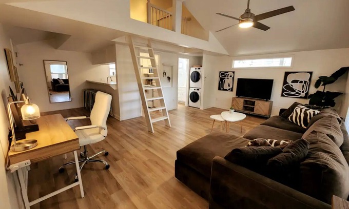 North Loop Maison | Quiet 1BR, full remote work setup, walkable area.nn