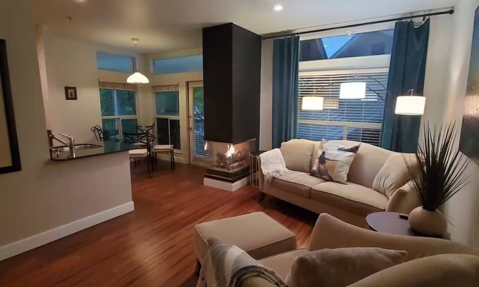 Rosedale Copropriété | Quiet 2 bedroom condo in gated condos with patio and reserved covered parking