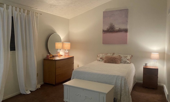 Aliquippa Maison | Quiet 2 BR with washer & dryer & back deck