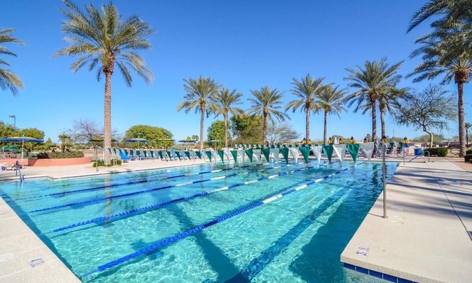 Surprise Maison | Quiet 2bdrm & Office, Golfer's paradise in Sun City Grand